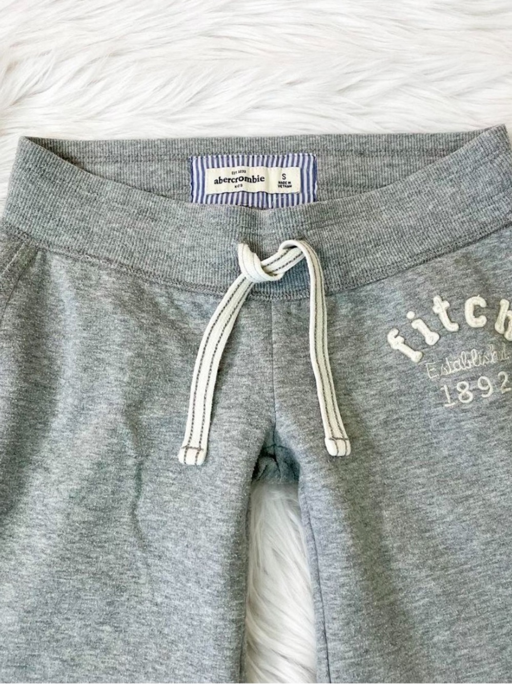 Abercrombie & Fitch Kids Heather Gray 'Fitch' Sweatpants could fit a women’s XS